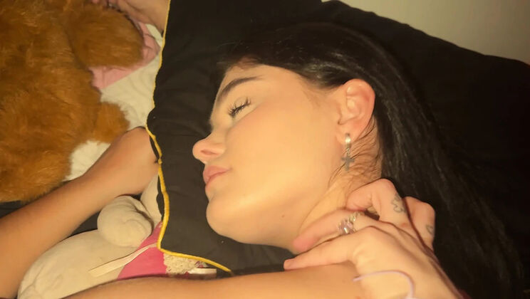 Liseli Kız Arkadaşını Annesinin Yatak Odasında Becerdi